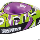 Gonfiabile da traino dalla forma triangolare progettato per l’alta velocità. La Kwik Connect permette di collegare facilmente la cima da traino. Il fondo autodrenante e le 4 maniglie in neoprene con protezioni per le nocche garantiscono comodità e sicurezza. Dotato di speciale valvola per gonfiaggio/sgonfiaggio rapido.