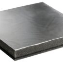 1) Tessuto fibra di vetro alluminizzato 430 g/m3;2) Poliuretano 30 kg/m3, spessore 15 mm;3) Massa EPDM, spessore 2 mm ( 4 kg/m2);4) Poliuretano 30 kg/m3, spessore 10 mm;5) Adesivo.Testati secondo la ISO 4589-3 determinando l'indice di ossigeno con prova a temperatura elevata.Certificati da R.I.Na. per l'isolamento acustico di locali apparato motori di unità da diporto fino a 24 m.