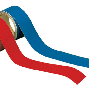 Dotata di un particolare collante permanente, che una volta aderito allo scafo, secca rendendo la fascia né più né meno equivalente ad una verniciatura.L’applicazione é facilissima, tramite la sopra-carta autoallineante.In pochi minuti farete perfettamente un lavoro che usualmente richiede ore.