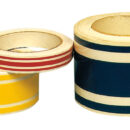 Dotata di un particolare collante permanente, che una volta aderito allo scafo, secca rendendo la fascia né più né meno equivalente ad una verniciatura.L’applicazione é facilissima, tramite la sopra-carta autoallineante.In pochi minuti farete perfettamente un lavoro che usualmente richiede ore.