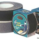 nastro gommoso antisdrucciolo conformabile, abbinato con autoadesivo che non lascia residui di colla una volta rimosso. Fornisce un grip extra ove necessario.