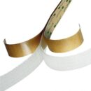 Con uno spessore di soli 1,7 mm e adesivo semitrasparente ad alte prestazioni che consente l'adesione anche in esterno su parti verniciate, vetri, metalli, policarbonati, etc..