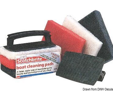 Sistema composto da maniglia e tampone, indicato per eliminare ruggine, incrostazioni e vernici da superfici in metallo, per levigare superfici ruvide. Indicato per pulire ancore, eliche, carene.