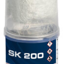 Composta da: resina poliestere, catalizzatore, tessuto in fibra di vetro cm 120x20, bicchierino miscelatore.