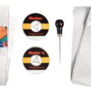 Kit per rivestimento in pelle delle ruote timone, adatto a ruote con tubo da 22 mm di diametro e fino a ruote da 120 cm di diametro.Blister espositivo contenente il necessario per ricoprire i timoni in pelle. Si può scegliere il lato da cucire per avere l’effetto liscio o scamosciato.Contenuto del kit:- n° 2 strisce di pelle pre-forata con cucitura centro ruota già realizzata;- n° 2 rocchetti di cordino Marlow;- n° 2 aghi;- n° 1 punteruolo.