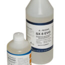 Sistema epossidico SX8 a bassa viscosità per laminazione manuale, sottovuoto ed infusione. Formulato allo scopo di migliorare le caratteristiche di bagnabilità per fibre di legno, vetro, carbonio e aramide. Una volta indurito offre ottime caratteristiche meccaniche ed alto allungamento. Due versioni di indurenti medio e rapido con la possibilità di inglobare microfibre di cellulosa e microsfere di vetro per ottenere stucchi, riempitivi e raggiature.Da miscelare tramite bilancia oppure acquistare le pompe spillatrici a dosaggio controllato.