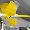 PropGlide® è un sistema di rivestimento foul-release che, se applicato alle eliche e ai piedi poppieri, aumenta l'efficienza del carburante e le prestazioni di qualsiasi imbarcazione.Questo rivestimento super lucido mantiene le eliche pulite dalla crescita marina per lunghi periodi di tempo, riducendo la resistenza causata dalle incrostazioni sull'elica e sui piedi poppieri.Si ottengono così RPM e velocità dell'imbarcazione più elevati, fornendo maggiore efficienza al motore.Non è un’antivegetativa per eliche, ma un rivestimento senza rilascio di sostanze nocive.Di facile applicazione sia per il fai-da-te che per i professionisti.