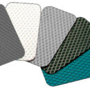 Piastre autoadesive in confezione espositiva da 2 pz.Rivestimento antisdrucciolo per coperte, pozzetti, di produzione inglese in conglomerato gomma-sughero.