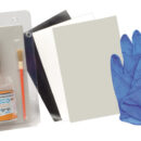 - Versione per gommoni in neoprene: kit composto da ml 125 di collante con catalizzatore + 2 fogli di tessuto neoprenico cm 14,5x21,5 + pennello + carta abrasiva + istruzioni.- Versione per gommoni in pvc: kit composto da ml 125 di collante + detergente speciale per PVC + 2 fogli di tessuto da cm 14,5x21,5 + pennello + attivatore - istruzioni.