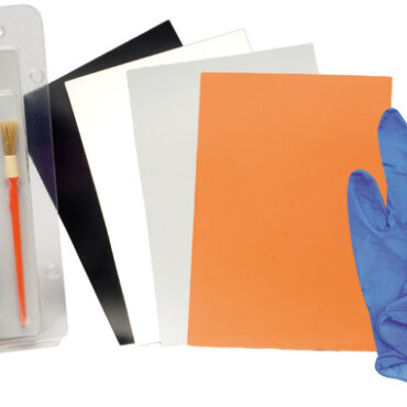 - Versione per gommoni in neoprene: kit composto da ml 125 di collante con catalizzatore + 2 fogli di tessuto neoprenico cm 14,5x21,5 + pennello + carta abrasiva + istruzioni.- Versione per gommoni in pvc: kit composto da ml 125 di collante + detergente speciale per PVC + 2 fogli di tessuto da cm 14,5x21,5 + pennello + attivatore - istruzioni.