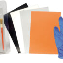 - Versione per gommoni in neoprene: kit composto da ml 125 di collante con catalizzatore + 2 fogli di tessuto neoprenico cm 14,5x21,5 + pennello + carta abrasiva + istruzioni.- Versione per gommoni in pvc: kit composto da ml 125 di collante + detergente speciale per PVC + 2 fogli di tessuto da cm 14,5x21,5 + pennello + attivatore - istruzioni.