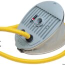 Con brevetto mondiale N. 21847. Grazie alla doppia camera, consente di raggiungere senza sforzo la pressione raccomandata per grossi canotti in tessuto o in gomma.E’ dotato di un indicatore visivo di pressione. Fornito completo di tubo indeformabile e di tre raccordi di gonfiaggio. E’ provvisto anche di un dispositivo per lo sgonfiamento.