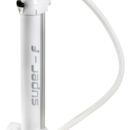 Il tubo di gonfiaggio in alluminio è posizionato all’esterno del corpo garantendo maggiore efficienza ed un minor sforzo.La posizione del manometro sul coperchio (non sull'impugnatura) facilita la lettura della pressione dell'aria.La base pieghevole e le maniglie smontabili consentono di risparmiare spazio nella confezione.