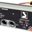 Versione fissa per montaggio ad incasso. Ideato per montaggio sulla console del gommone o in prossimità del garage tender.Gonfia e sgonfia. Arresto automatico alla pressione desiderata.