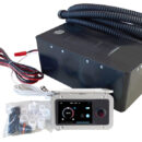 Si compone di un’unità pompante da collocare in un comparto/vano protetto e da un pannello di controllo che può essere posizionato in un altro punto a scelta della vostra imbarcazione (garage tender, plancetta di poppa, deck imbarcazione).Tubo e cavi di collegamento tra pompa e pannello sono inclusi e di lunghezza di 5 m.Dal pannello di controllo, su cui è presente la bocca di gonfiaggio, sarà possibile selezionare la funzione desiderata (gonfia / sgonfia) e la pressione desiderata.Sarà sufficiente collegare il tubo di gonfiaggio al pannello di controllo e l’altra estremità al gonfiabile e selezione il pulsante ON per avviare l’unità pompante.La pompa remotizzata riduce drasticamente il rumore durante la fase di gonfiaggio.Pompa ad altissime prestazione che permette sia un gonfiaggio molto rapido che ad altissima pressione.Adatto a tender, Rib, Sup etc.