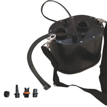 Gonfiatori elettrici ad altissima portata in grado di gonfiare tende, giochi, strutture e barriere gonfiabili (GE 900) , Kayak e qualsiasi gommone (GE 900AA+ PLUS) in breve tempo e con un impatto acustico decisamente ridotto (max 85 dB).Forniti completi di tubo di gonfiaggio Ø 25 mm, 1,5 m di lunghezza e raccordi universali.