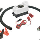 Dotato di un sistema di controllo che garantisce l’arresto automatico alla pressione selezionata.Con una portata di 160 l/min è in grado di gonfiare ad un pressione massima di 1200 mbar (18 psi).Il sistema di aggancio tubo-gonfiatore del tipo "a vite" lo rende stabile e sicuro.Fornito nell'apposita borsa con tracolla è dotato di tutti gli accessori: tubo lunghezza 1,70 m, cavo alimentazione 3 m, spinotto accendisigari e morsetti per batteria 12 V.La versione standard è fornita con attacco a baionetta ed è ideale per tavole SUP.