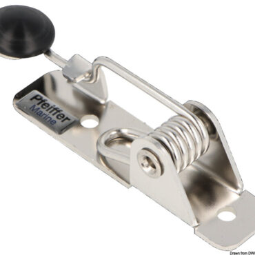 Realizzato in alluminio anodizzato e acciaio inox. Si applica sotto o sopra la barra del timone e permette di strozzare una cimetta piazzata di traverso al pozzetto. E' un economico surrogato del pilota automatico.