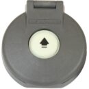 Realizzato in materiale composito, completamente stagno e quindi adatto per il montaggio in coperta; dotato di sportellino apribile.