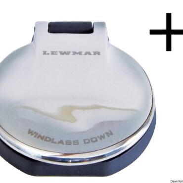 Realizzato in materiale composito, completamente stagno e quindi adatto per il montaggio in coperta; dotato di sportellino apribile.