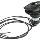 Realizzato in materiale composito, completamente stagno e quindi adatto per il montaggio in coperta; dotato di sportellino apribile.