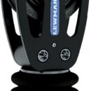 Una gamma di bozzelli dalle elevate prestazioni in termini di carico e scorrevolezza, che ha ottenuto numerosi riconoscimenti in fase di presentazione. Le guance in alluminio assicurano una distribuzione dei carichi ottimale tra puleggia e attacco, guidano perfettamente la cima quando il carico non è in asse ed anche quando la cima lavora con angoli non corretti. Rispetto ai prodotti sul mercato, a parità di diametro, hanno una resistenza al carico molto superiore. La puleggia scorre su boccola e sfere in Torlon.