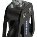 Una gamma di bozzelli dalle elevate prestazioni in termini di carico e scorrevolezza, che ha ottenuto numerosi riconoscimenti in fase di presentazione. Le guance in alluminio assicurano una distribuzione dei carichi ottimale tra puleggia e attacco, guidano perfettamente la cima quando il carico non è in asse ed anche quando la cima lavora con angoli non corretti. Rispetto ai prodotti sul mercato, a parità di diametro, hanno una resistenza al carico molto superiore. La puleggia scorre su boccola e sfere in Torlon.