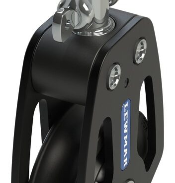 Una gamma di bozzelli dalle elevate prestazioni in termini di carico e scorrevolezza, che ha ottenuto numerosi riconoscimenti in fase di presentazione. Le guance in alluminio assicurano una distribuzione dei carichi ottimale tra puleggia e attacco, guidano perfettamente la cima quando il carico non è in asse ed anche quando la cima lavora con angoli non corretti. Rispetto ai prodotti sul mercato, a parità di diametro, hanno una resistenza al carico molto superiore. La puleggia scorre su boccola e sfere in Torlon.