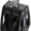 Una gamma di bozzelli dalle elevate prestazioni in termini di carico e scorrevolezza, che ha ottenuto numerosi riconoscimenti in fase di presentazione. Le guance in alluminio assicurano una distribuzione dei carichi ottimale tra puleggia e attacco, guidano perfettamente la cima quando il carico non è in asse ed anche quando la cima lavora con angoli non corretti. Rispetto ai prodotti sul mercato, a parità di diametro, hanno una resistenza al carico molto superiore. La puleggia scorre su boccola e sfere in Torlon.