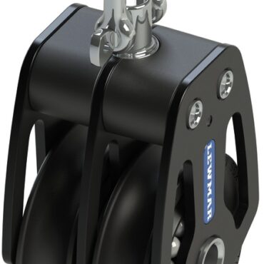 Una gamma di bozzelli dalle elevate prestazioni in termini di carico e scorrevolezza, che ha ottenuto numerosi riconoscimenti in fase di presentazione. Le guance in alluminio assicurano una distribuzione dei carichi ottimale tra puleggia e attacco, guidano perfettamente la cima quando il carico non è in asse ed anche quando la cima lavora con angoli non corretti. Rispetto ai prodotti sul mercato, a parità di diametro, hanno una resistenza al carico molto superiore. La puleggia scorre su boccola e sfere in Torlon.