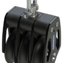 Una gamma di bozzelli dalle elevate prestazioni in termini di carico e scorrevolezza, che ha ottenuto numerosi riconoscimenti in fase di presentazione. Le guance in alluminio assicurano una distribuzione dei carichi ottimale tra puleggia e attacco, guidano perfettamente la cima quando il carico non è in asse ed anche quando la cima lavora con angoli non corretti. Rispetto ai prodotti sul mercato, a parità di diametro, hanno una resistenza al carico molto superiore. La puleggia scorre su boccola e sfere in Torlon.