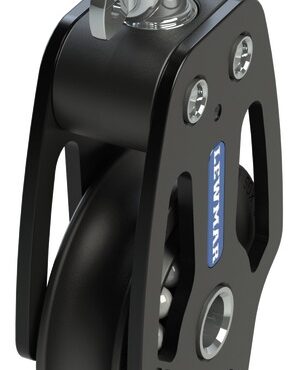 Una gamma di bozzelli dalle elevate prestazioni in termini di carico e scorrevolezza, che ha ottenuto numerosi riconoscimenti in fase di presentazione. Le guance in alluminio assicurano una distribuzione dei carichi ottimale tra puleggia e attacco, guidano perfettamente la cima quando il carico non è in asse ed anche quando la cima lavora con angoli non corretti. Rispetto ai prodotti sul mercato, a parità di diametro, hanno una resistenza al carico molto superiore. La puleggia scorre su boccola e sfere in Torlon.