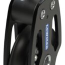 Una gamma di bozzelli dalle elevate prestazioni in termini di carico e scorrevolezza, che ha ottenuto numerosi riconoscimenti in fase di presentazione. Le guance in alluminio assicurano una distribuzione dei carichi ottimale tra puleggia e attacco, guidano perfettamente la cima quando il carico non è in asse ed anche quando la cima lavora con angoli non corretti. Rispetto ai prodotti sul mercato, a parità di diametro, hanno una resistenza al carico molto superiore. La puleggia scorre su boccola e sfere in Torlon.