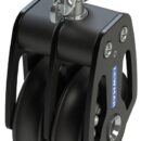 Una gamma di bozzelli dalle elevate prestazioni in termini di carico e scorrevolezza, che ha ottenuto numerosi riconoscimenti in fase di presentazione. Le guance in alluminio assicurano una distribuzione dei carichi ottimale tra puleggia e attacco, guidano perfettamente la cima quando il carico non è in asse ed anche quando la cima lavora con angoli non corretti. Rispetto ai prodotti sul mercato, a parità di diametro, hanno una resistenza al carico molto superiore. La puleggia scorre su boccola e sfere in Torlon.