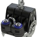 Una gamma di bozzelli dalle elevate prestazioni in termini di carico e scorrevolezza, che ha ottenuto numerosi riconoscimenti in fase di presentazione. Le guance in alluminio assicurano una distribuzione dei carichi ottimale tra puleggia e attacco, guidano perfettamente la cima quando il carico non è in asse ed anche quando la cima lavora con angoli non corretti. Rispetto ai prodotti sul mercato, a parità di diametro, hanno una resistenza al carico molto superiore. La puleggia scorre su boccola e sfere in Torlon.