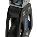 Una gamma di bozzelli dalle elevate prestazioni in termini di carico e scorrevolezza, che ha ottenuto numerosi riconoscimenti in fase di presentazione. Le guance in alluminio assicurano una distribuzione dei carichi ottimale tra puleggia e attacco, guidano perfettamente la cima quando il carico non è in asse ed anche quando la cima lavora con angoli non corretti. Rispetto ai prodotti sul mercato, a parità di diametro, hanno una resistenza al carico molto superiore. La puleggia scorre su boccola e sfere in Torlon.