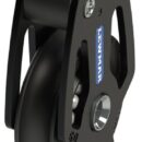 Una gamma di bozzelli dalle elevate prestazioni in termini di carico e scorrevolezza, che ha ottenuto numerosi riconoscimenti in fase di presentazione. Le guance in alluminio assicurano una distribuzione dei carichi ottimale tra puleggia e attacco, guidano perfettamente la cima quando il carico non è in asse ed anche quando la cima lavora con angoli non corretti. Rispetto ai prodotti sul mercato, a parità di diametro, hanno una resistenza al carico molto superiore. La puleggia scorre su boccola e sfere in Torlon.