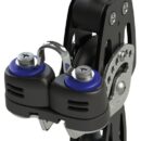 Una gamma di bozzelli dalle elevate prestazioni in termini di carico e scorrevolezza, che ha ottenuto numerosi riconoscimenti in fase di presentazione. Le guance in alluminio assicurano una distribuzione dei carichi ottimale tra puleggia e attacco, guidano perfettamente la cima quando il carico non è in asse ed anche quando la cima lavora con angoli non corretti. Rispetto ai prodotti sul mercato, a parità di diametro, hanno una resistenza al carico molto superiore. La puleggia scorre su boccola e sfere in Torlon.