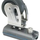 Adatti per rotaie a T da 32 mm, scorrono su pattini e sono dotati di fermo.