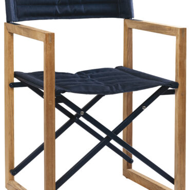 Con finitura di alta classe e in tessuto tecnico Batyline®, è disponibile in puro teak o in alluminio con braccioli in teak.Si piega molto facilmente per essere riposta ovunque a bordo.