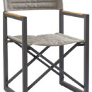 Con finitura di alta classe e in tessuto tecnico Batyline®, è disponibile in puro teak o in alluminio con braccioli in teak.Si piega molto facilmente per essere riposta ovunque a bordo.