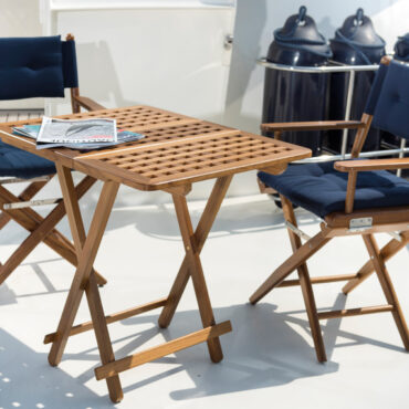 Con lavorazione accuratissima e ferramenta in acciaio inox.