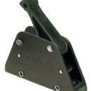 Dispositivo brevettato che permette sia di "cazzare” che di "lascare” la scotta sotto sforzo. Carcassa in alluminio anodizzato, cammes ed assi in acciaio inox, leve e rulli di scorrimento in delrin.