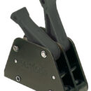 Dispositivo brevettato che permette sia di "cazzare” che di "lascare” la scotta sotto sforzo. Carcassa in alluminio anodizzato, cammes ed assi in acciaio inox, leve e rulli di scorrimento in delrin.