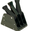 Dispositivo brevettato che permette sia di "cazzare” che di "lascare” la scotta sotto sforzo. Carcassa in alluminio anodizzato, cammes ed assi in acciaio inox, leve e rulli di scorrimento in delrin.